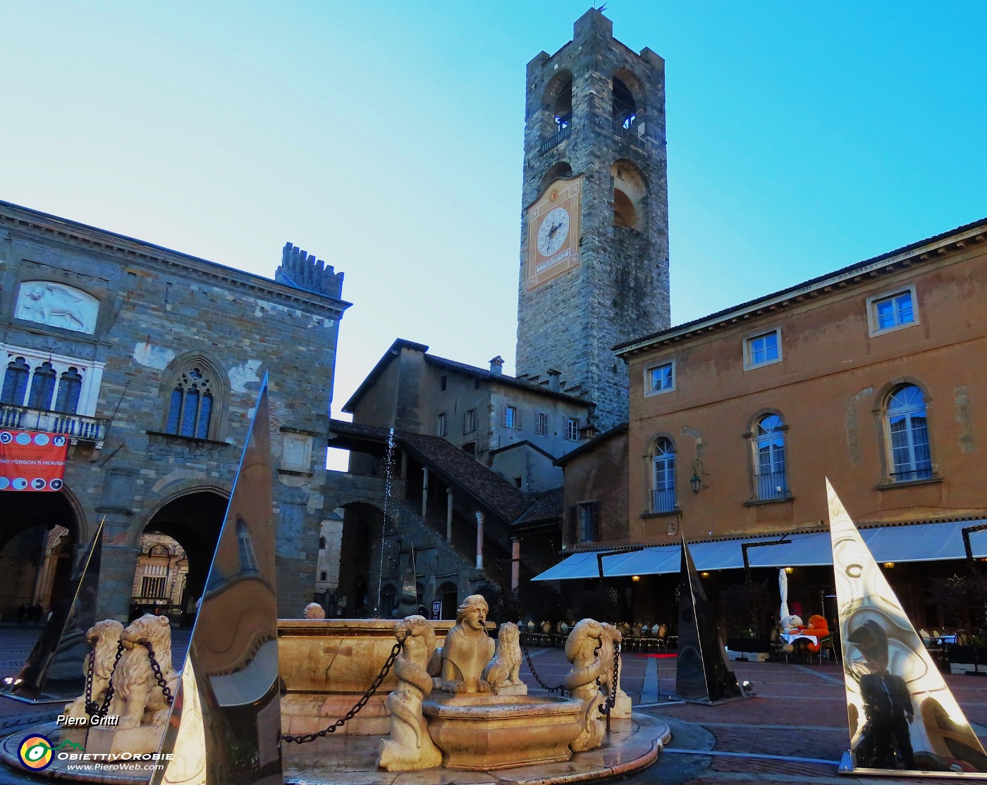40 Piazza Vacchia -Fontana del Contarini e Torre Civica-Campanone.JPG
